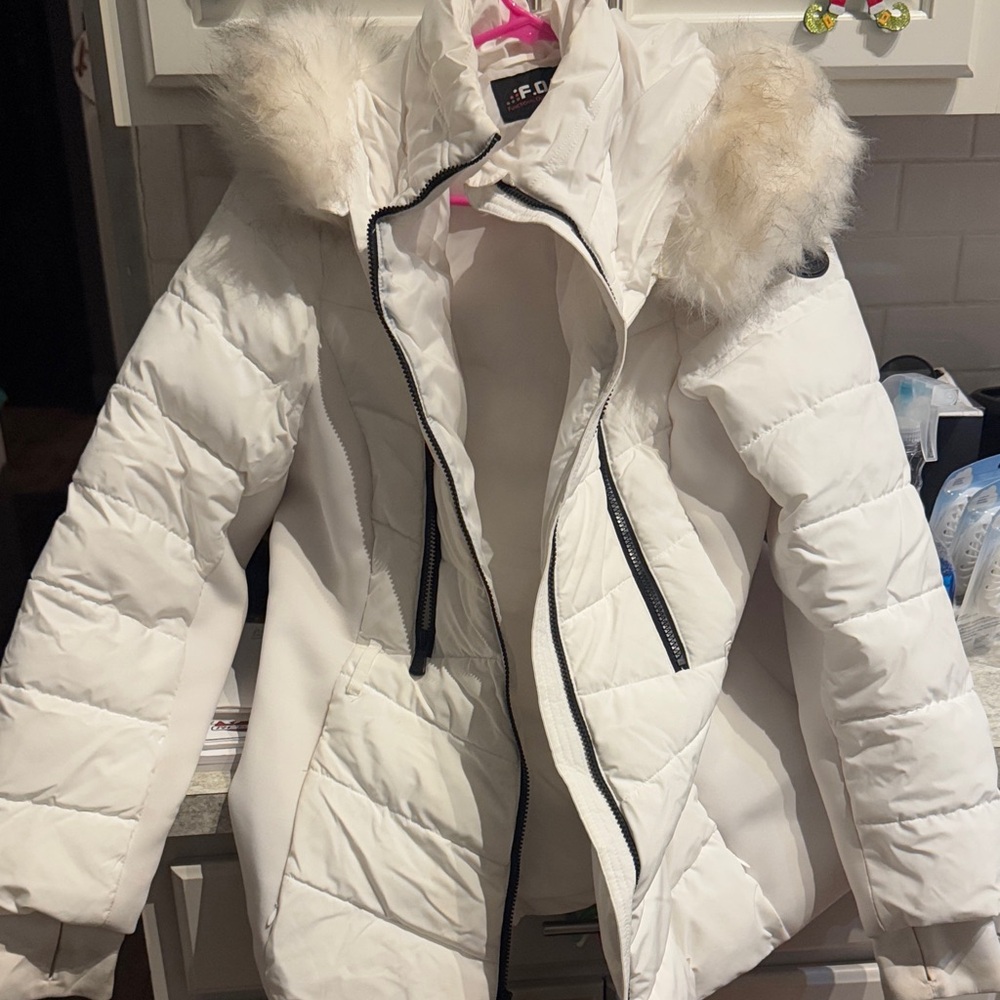 Elegant White Puffer Jacket with Faux Fur Trim